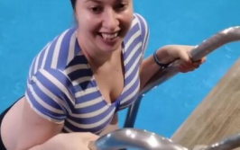 女性游泳时泳衣突然脱落,泳衣脱落背后的挑战与应对策略