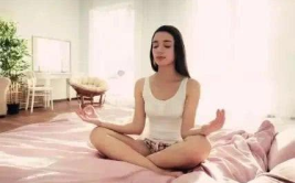 张悠雨坐沙发上两腿张开,两腿张开尽显性感魅力