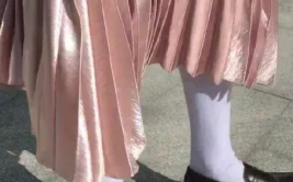 女生的裙子下有什么,时尚裙装搭配指南与风格解析”