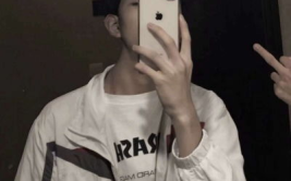 刚认识的男生喜欢摸自己的脸和头,男生频繁摸脸摸头背后的情感密码