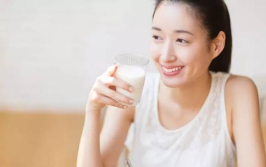 女人扒开  流牛奶,女人扒开乳房，流出的不仅是牛奶